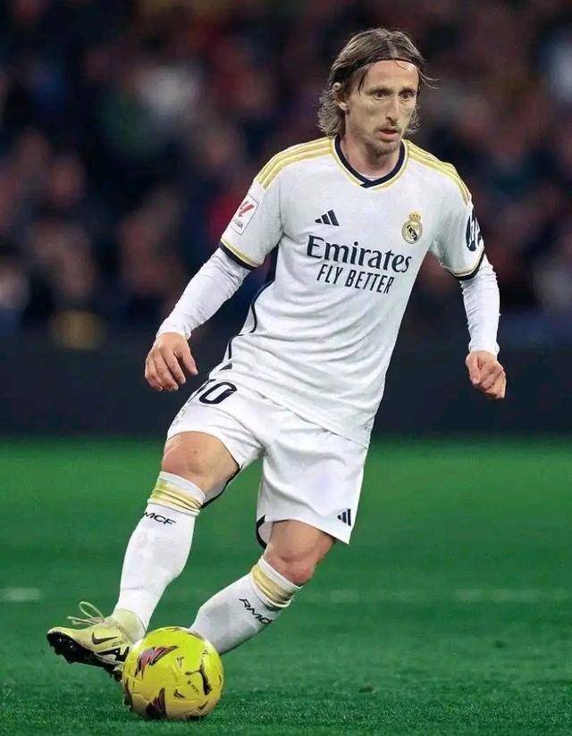 邮报：明年世界杯上下半场中段设强制补水时间，每次三分钟