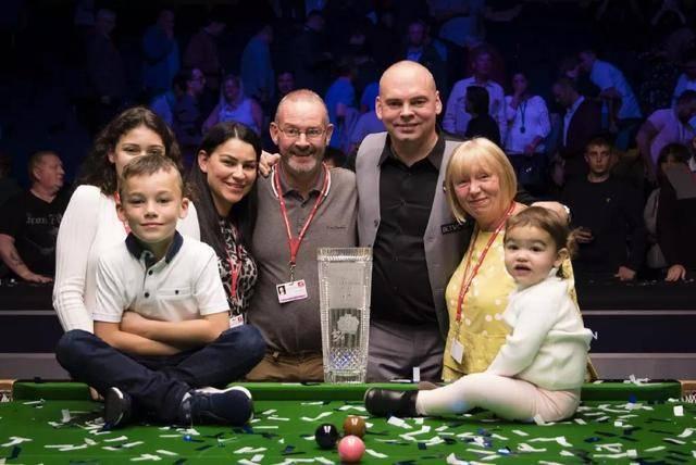 有一群人仍 有一群人仍